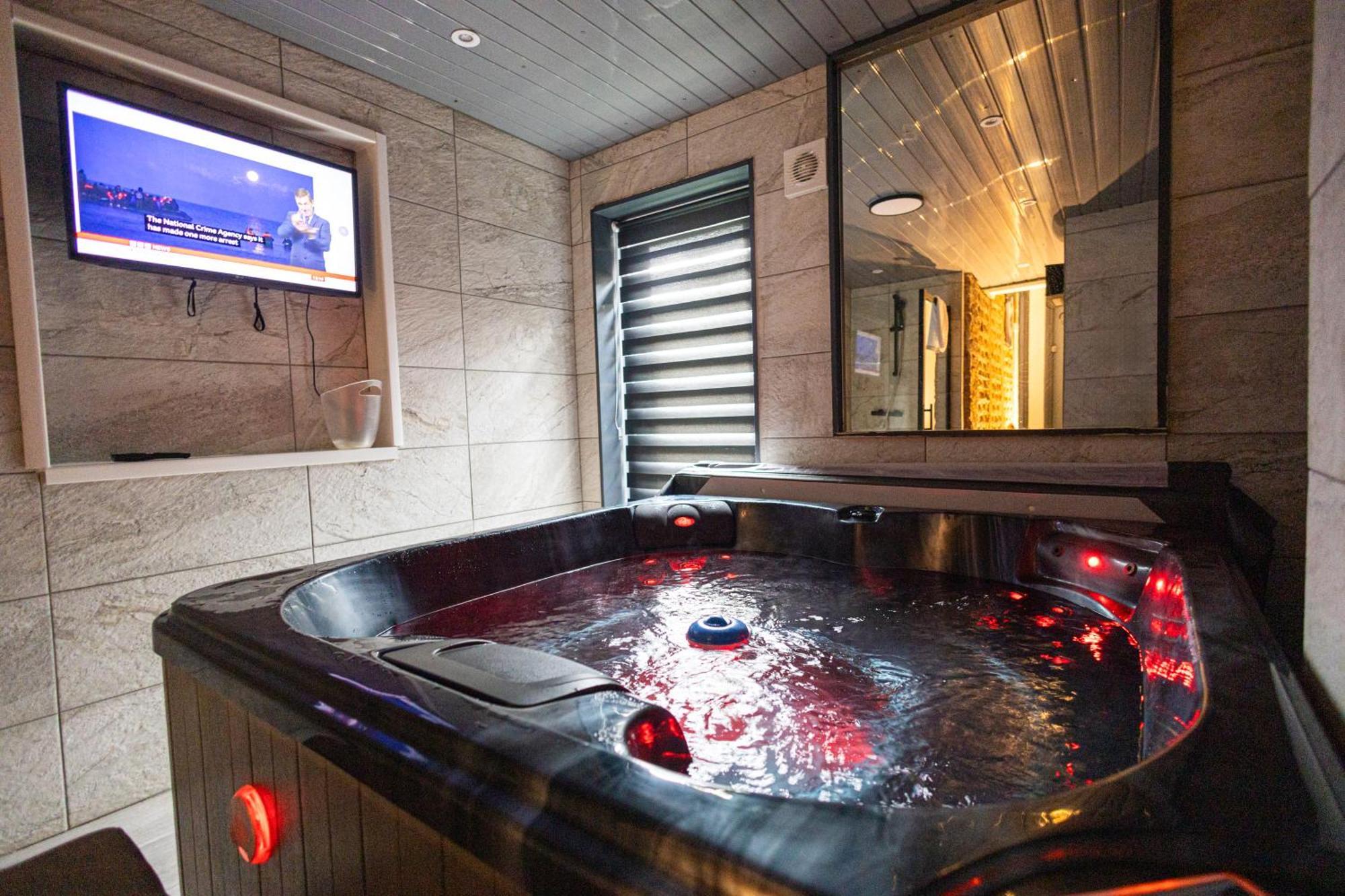 Elegant 1Bedroom Flat With Jacuzzi In A Prime Location ลอนดอน ภายนอก รูปภาพ